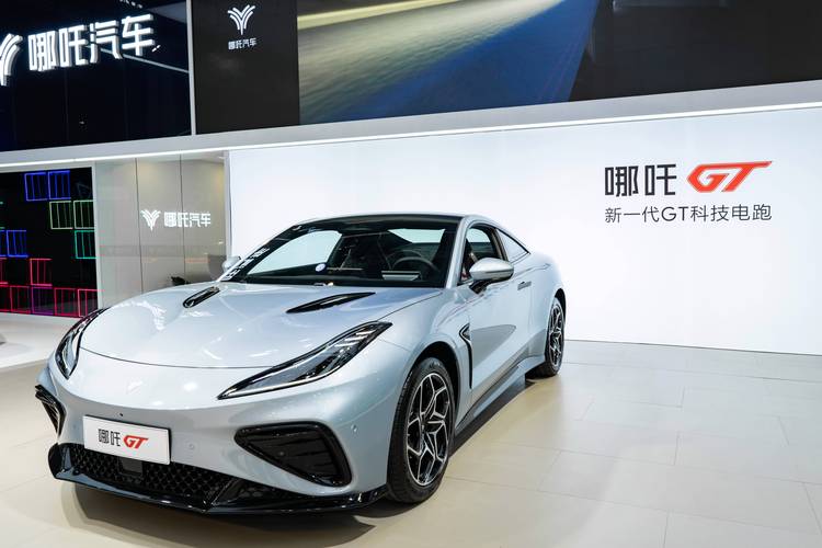 深圳236哪吒汽车在智能汽车领域的表现，领途汽车在新能源汽车市场中的影响力